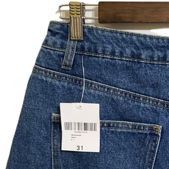 NWT Forever 21 Distressed Denim Shorts Size 31 - Picture 3 of 6